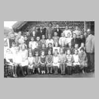 065-0007 Schueler der Volksschule Moterau mit ihrem Lehrer Emil Kabick im Jahre 1932..jpg